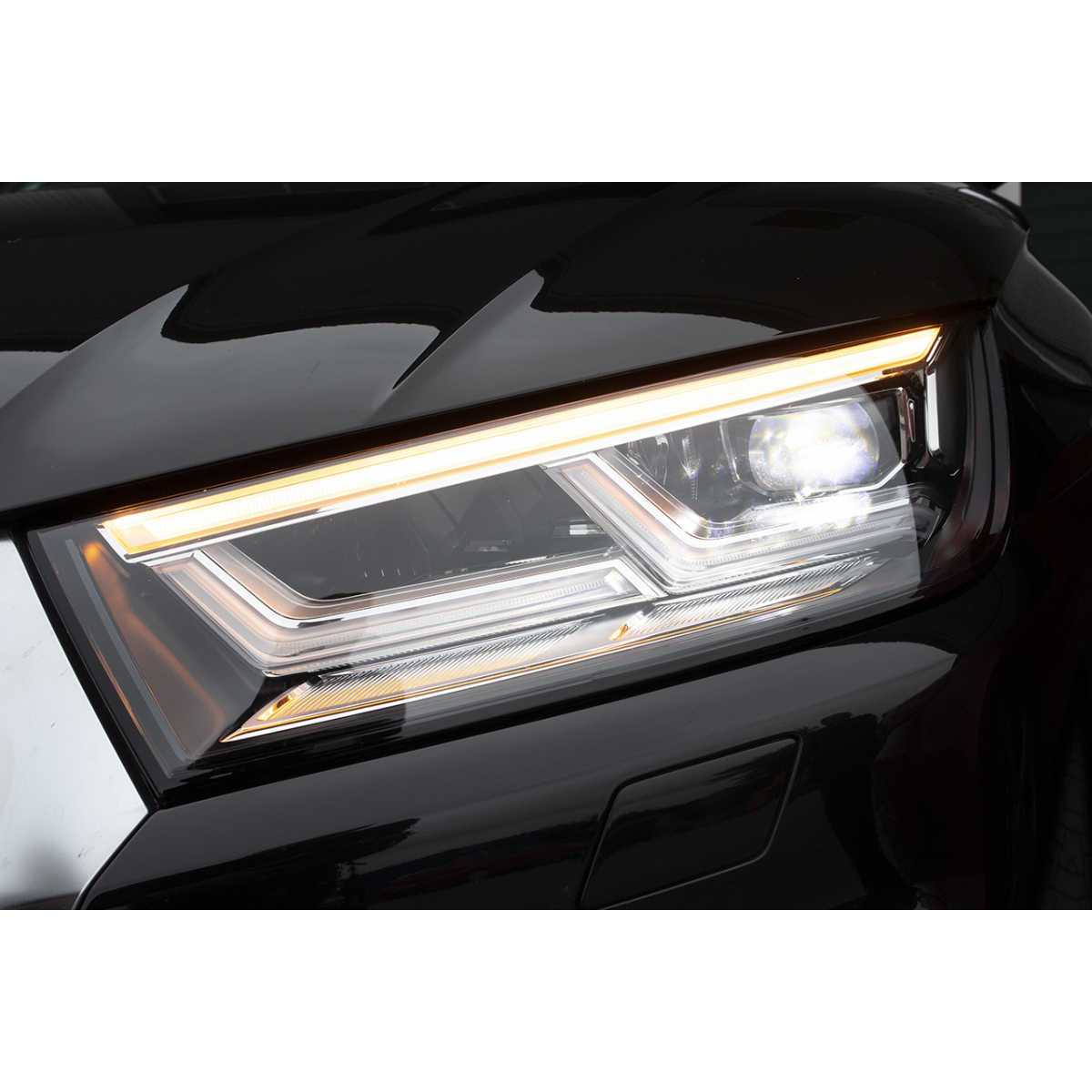 Set fari anteriori LED Matrix con luce diurna LED - Audi Q5 FY - Navistore