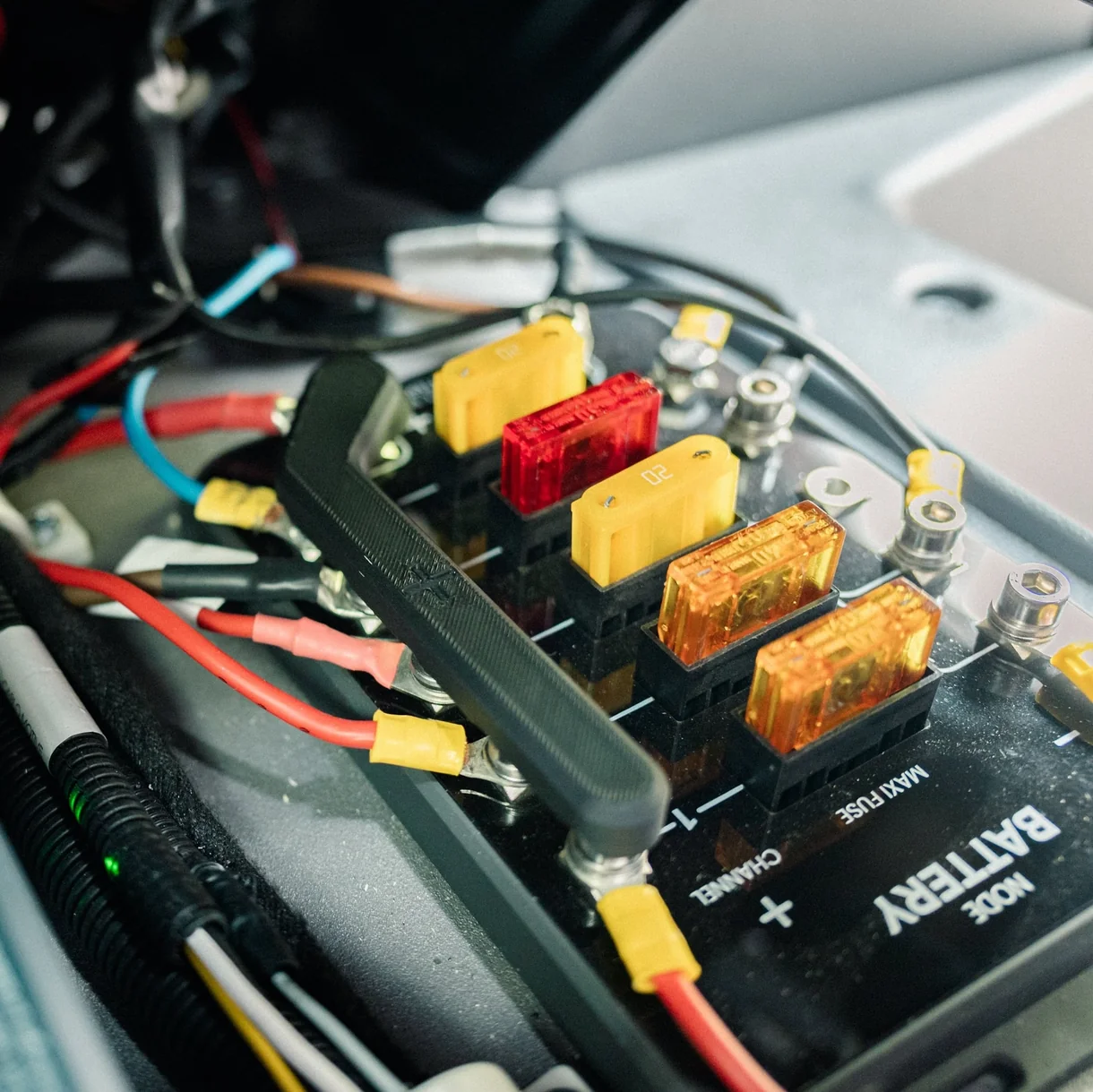 Revotion protezione contatti NODE Battery installata