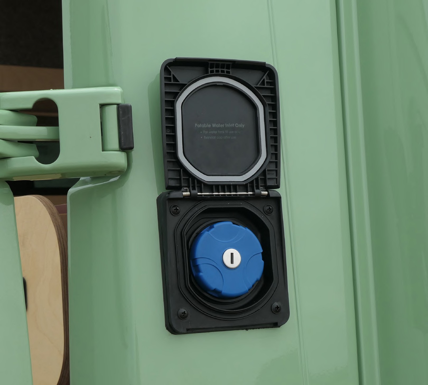 Prese Scanstrut Roam integrate nella carrozzeria verde di un van