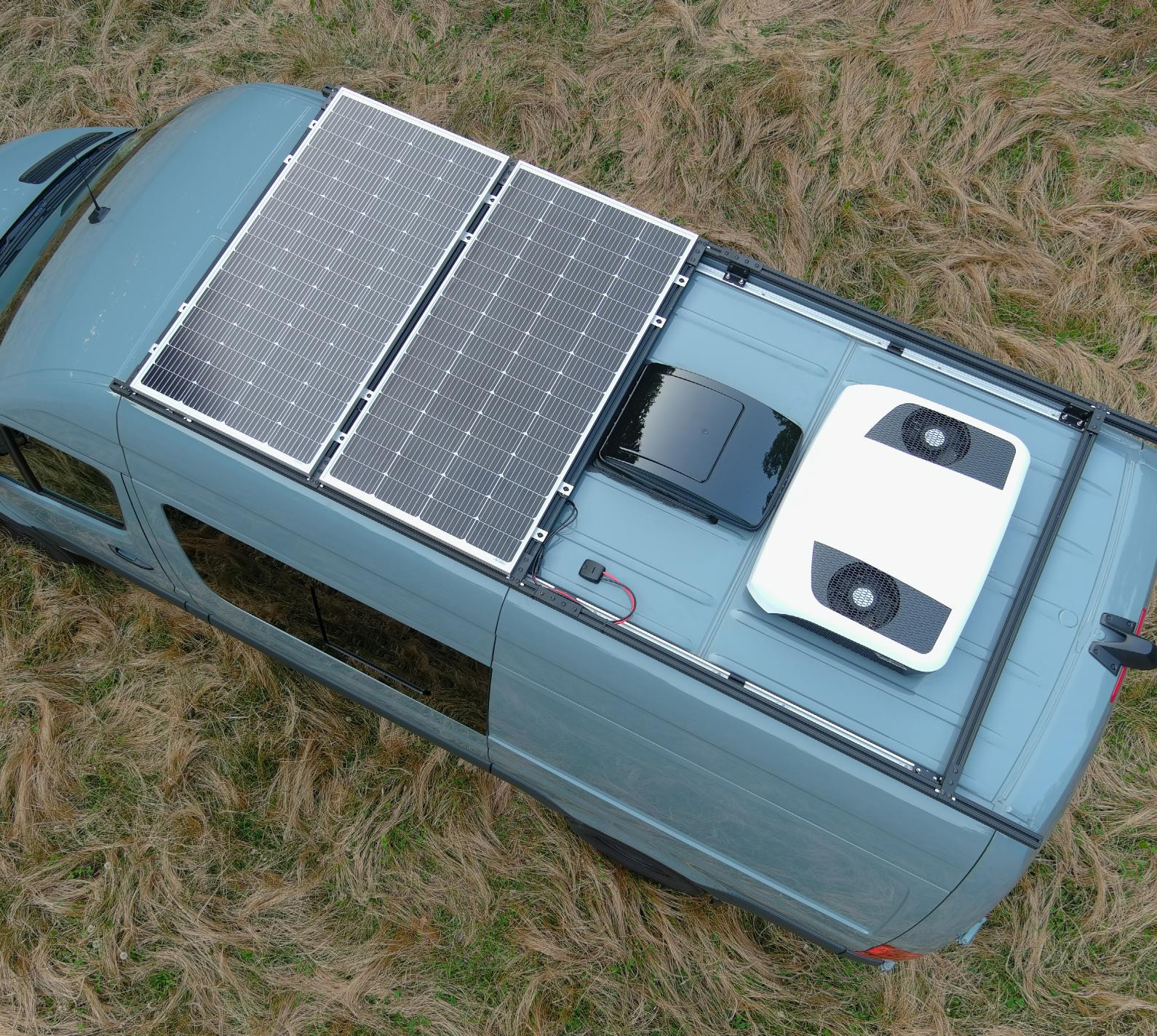 Vista dall’alto di un camper con pannelli solari installati sul tetto