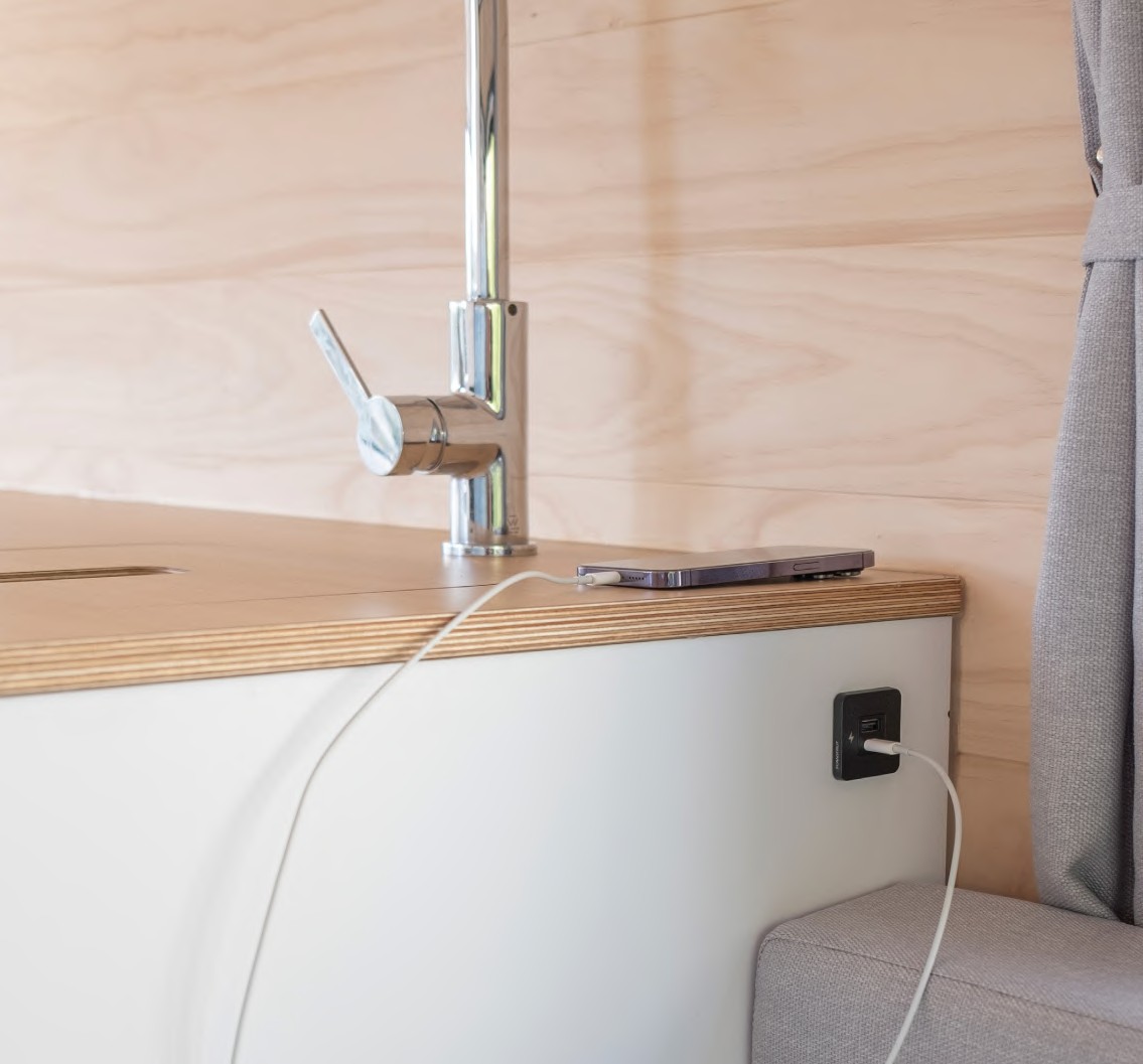 Presa TILE integrata nell’arredo della cucina di un camper