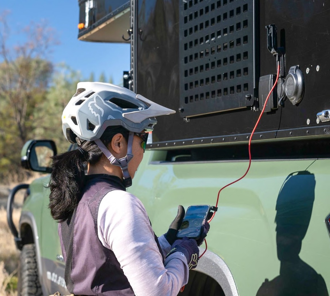 Ricarica di un dispositivo all’esterno di un camper durante un’uscita in bici