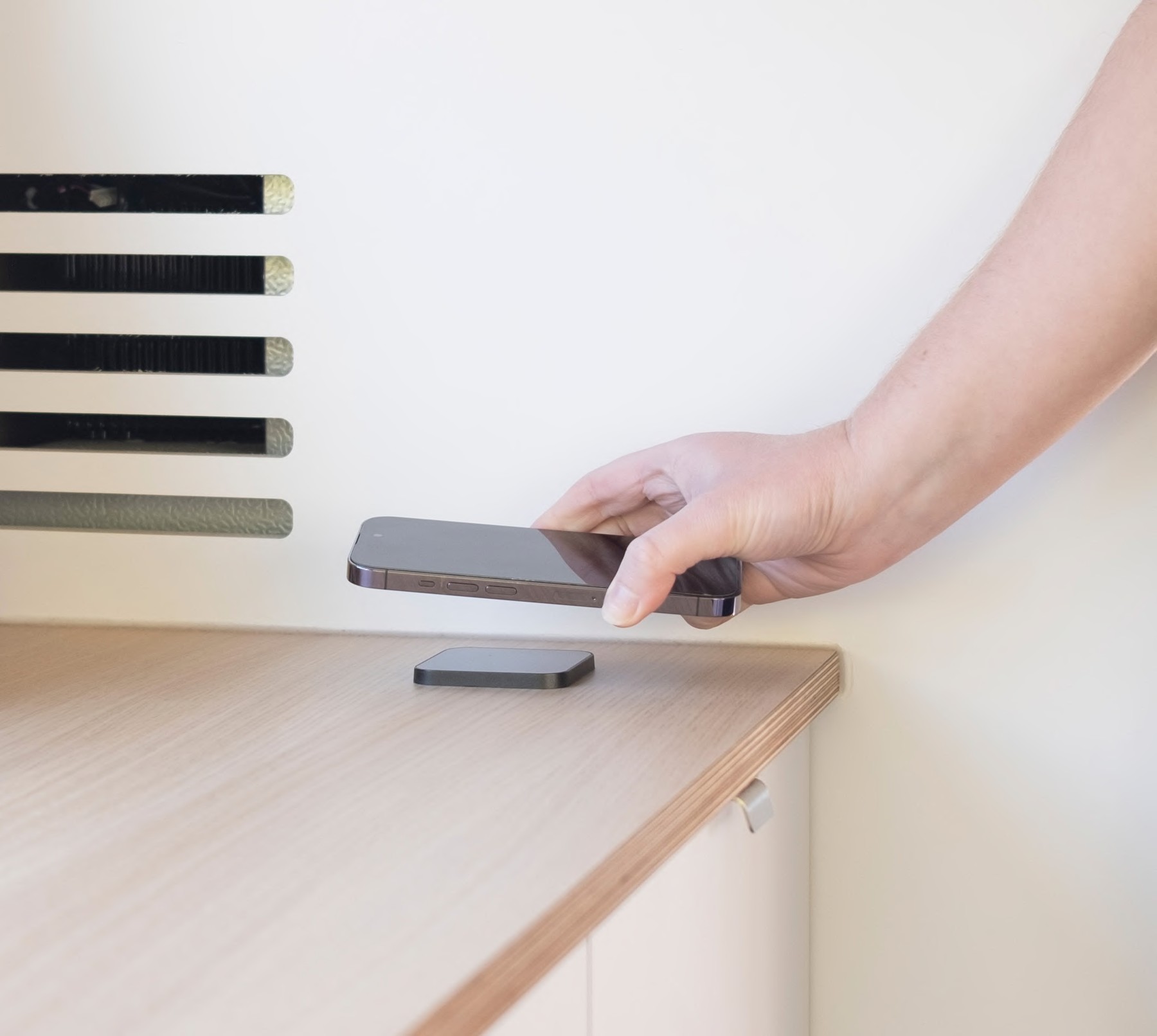 Telefono appoggiato su una superficie di ricarica wireless Scanstrut nell’arredo del camper